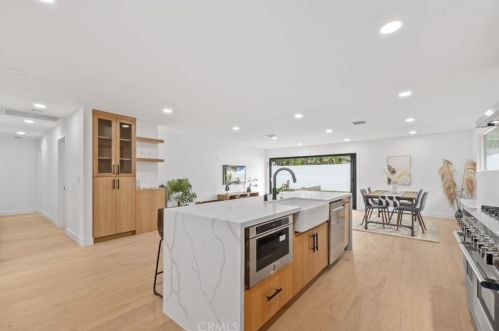 5261 Allott Ave, Van Nuys CA  91401-5902 exterior
