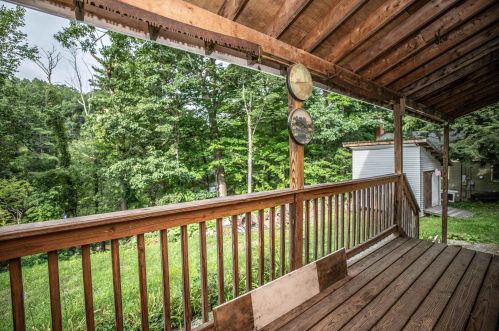 17 Seagroves St, Wilton, NH 03086-5412