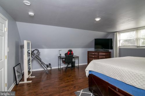 32 Holbrook Ln, Willingboro, NJ 08046-1811