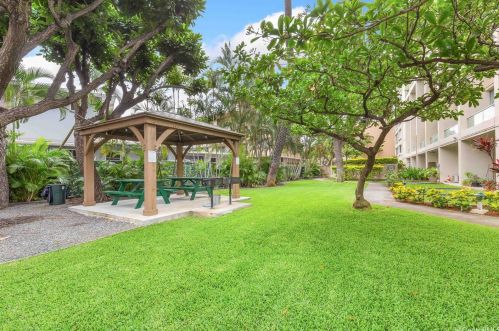 555 University Ave, Honolulu HI  96826-5003 exterior