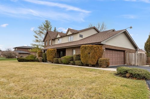 1237 Emerald Dr, Lemont, IL 60439-4467