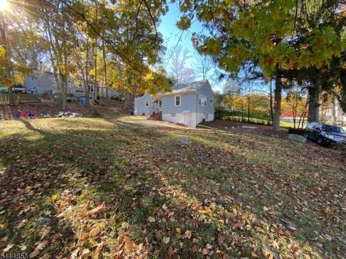 10 Central Ave, Hopatcong, NJ 07843-1802