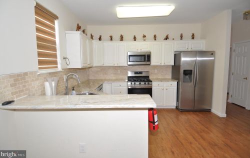 4 Barbary Ln, Columbus, NJ 08022-2309