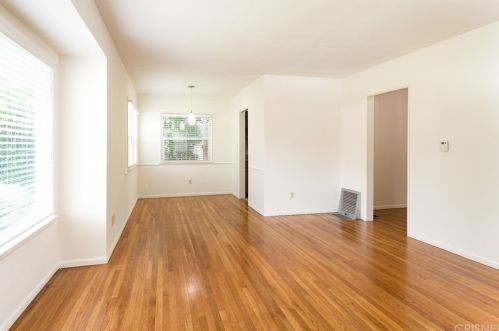 1545 Riverside Dr, Glendale CA 91201-3824 exterior