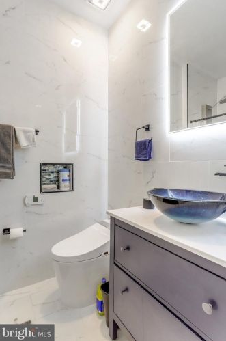 6803 Braddock Rd, Springfield VA  22151-3016 exterior