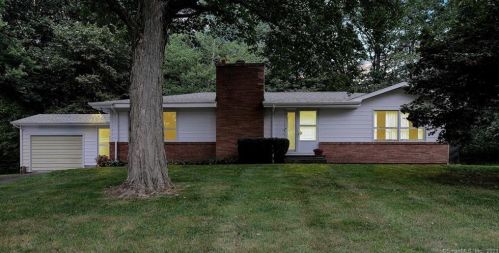 8 Sunset Dr, East Hampton, CT 06424-1617