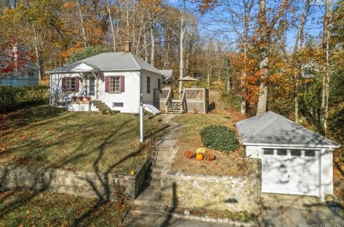 5 Sunshine Rd, Quaker Hill, CT 06375-1435