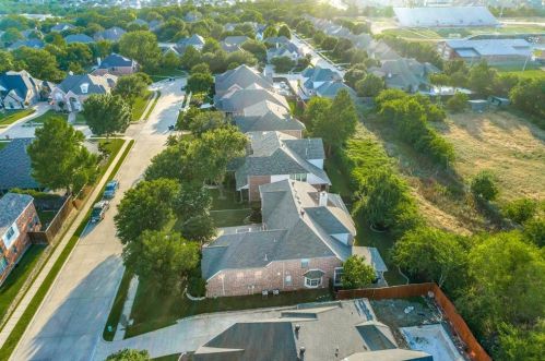 2561 Grn Oak Dr, Carrollton TX 75010-4221 exterior