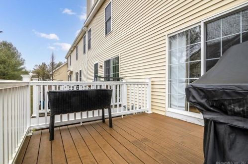 15 Freedom Way, Niantic CT  06357-1044 exterior
