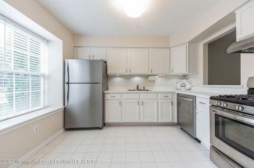21 Haverford Ct, East Freehold, NJ 07728-4908