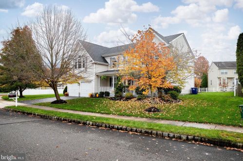 33 Fairmont Dr, Columbus, NJ 08022-2356