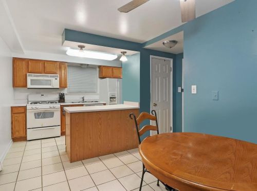 6447 Narragansett Ave, Chicago, IL 60638-5128