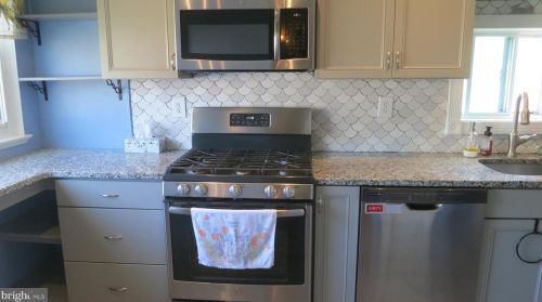 21 Lakeview Dr, Trenton, NJ 08620-1906
