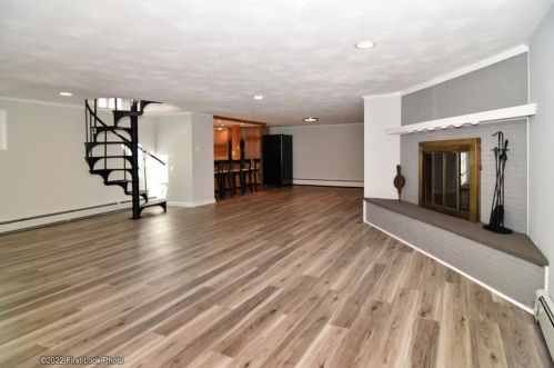 31 Scenic View Dr, Providence, RI 02919-2968