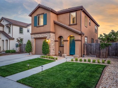 5633 Parr Ave, Fresno, CA 93722-2658