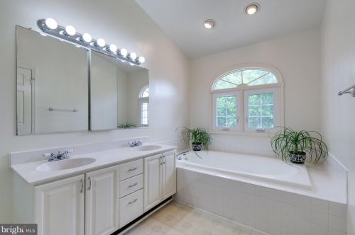 8725 Stone Hill Pl, Springfield VA  22153-1718 exterior