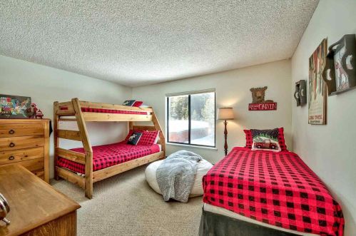 11541 Snowpeak Way, Truckee CA  96161-7063 exterior