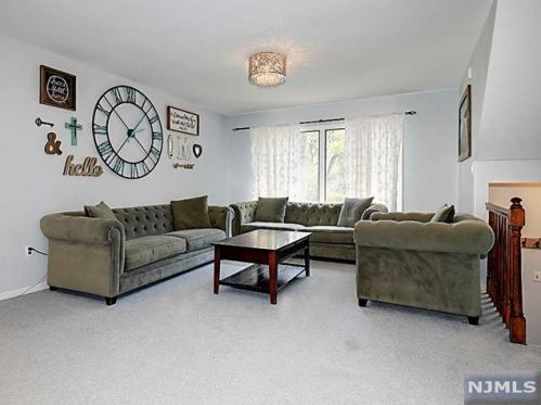 40 Canterbury Ln, N Milford, NJ 07646-3260