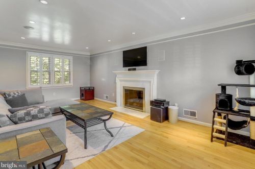6808 Houndmaster Rd, Springfield VA  22152-2715 exterior