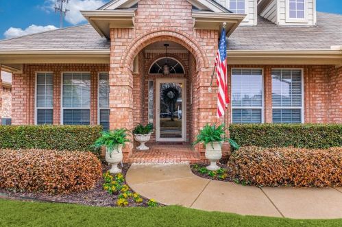 5800 Table Rock Dr, Fort Worth, TX 76131-2041