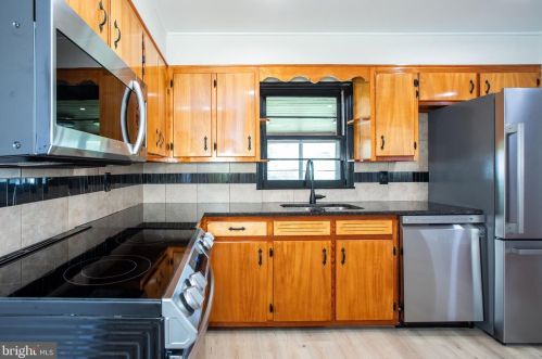 15 Holt Cir, Trenton NJ  08619-1654 exterior