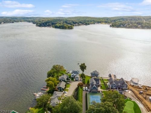 2 Pickerel Point Dr, Hopatcong, NJ 07843-1618