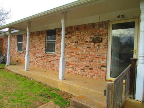 1800 Lake Shore Ct, Fort Worth TX  76103-1512 exterior