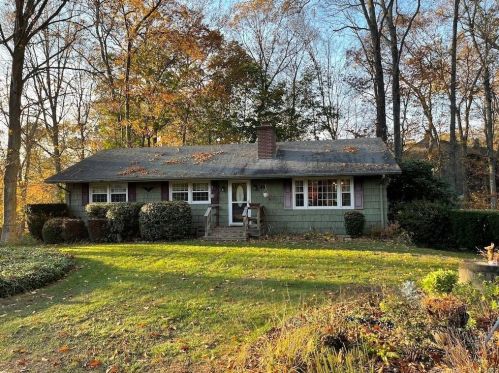 14 Damon Heights Rd, Niantic, CT 06357-1504