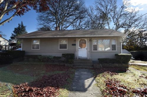 10 Kathy Ave, Coventry, RI 02816-5360