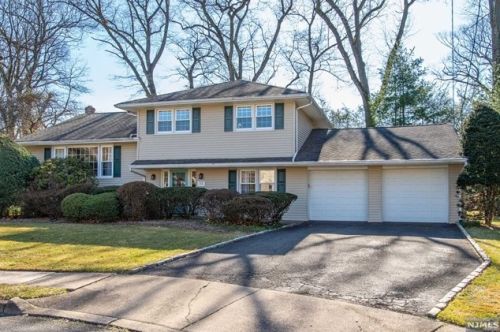 376 Francis Ct, Oradell, NJ 07649-1308