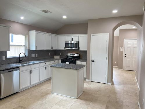 5030 Deerpath Dr, Conroe TX  77303-2380 exterior