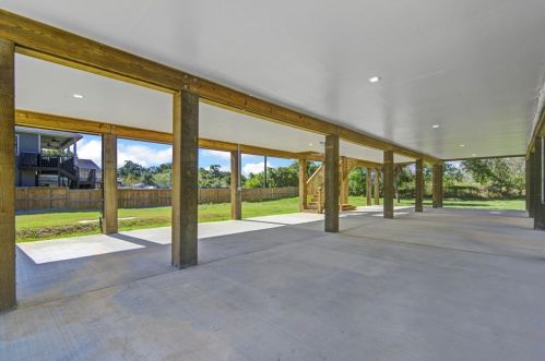 713 Baywood Dr, Taylor Lake Village TX exterior