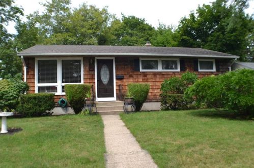 101 Sheppard Dr, Warwick, RI 02886-3528