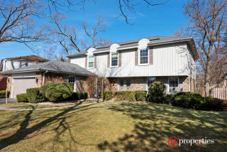 990 Mountain Dr, Bannockburn, IL 60015-1880