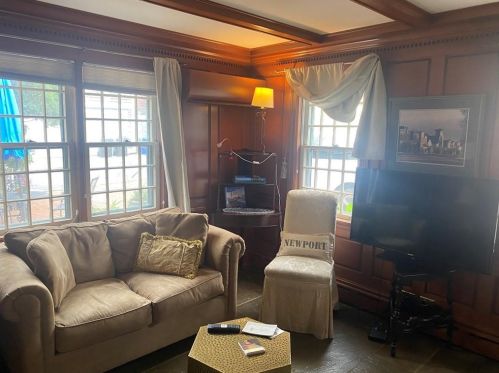 4 Coddington St, Middletown RI  02840-2549 exterior