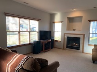 653 Fieldcrest Dr, South Elgin, IL 60177-3438