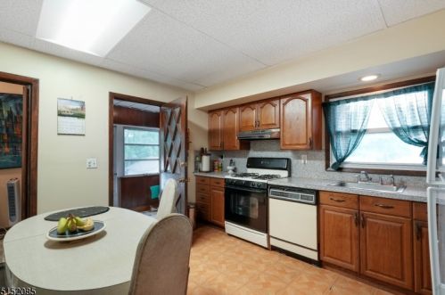 26 Van Ness Ter, Maplewood NJ 07040-3324 exterior