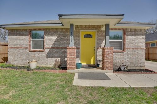 3217 Hanger Ave, Fort Worth, TX 76105-3329