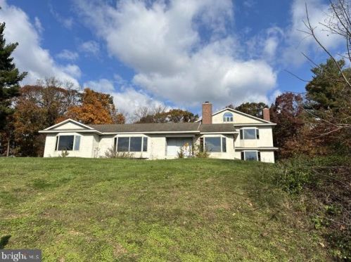 327 Blossom Hill Dr, Lancaster, PA 17601-3213