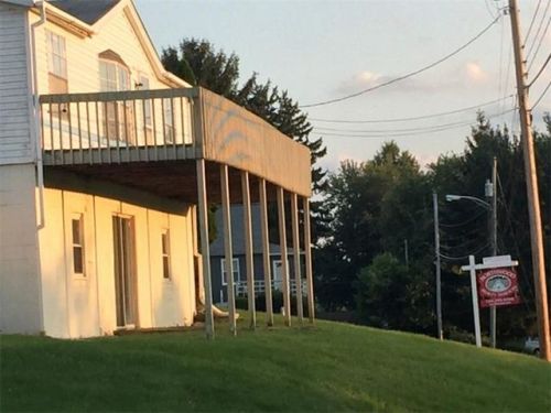 1114 Cell Tower Rd, Vandergrift, PA 15690-6128