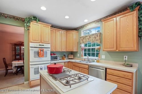 291 Hoover Ave, Berkeley Township, NJ 08721-2838