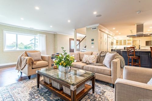 2010 Buckingham Pl, Glendale CA  91206-1401 exterior