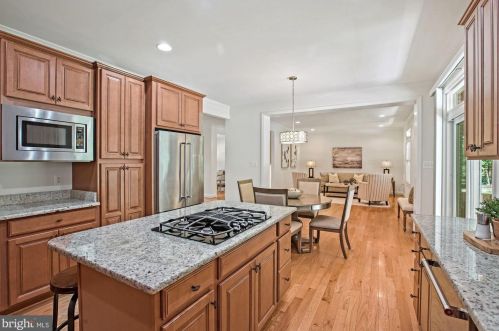 8005 Flint St, Springfield, VA 22153-2404