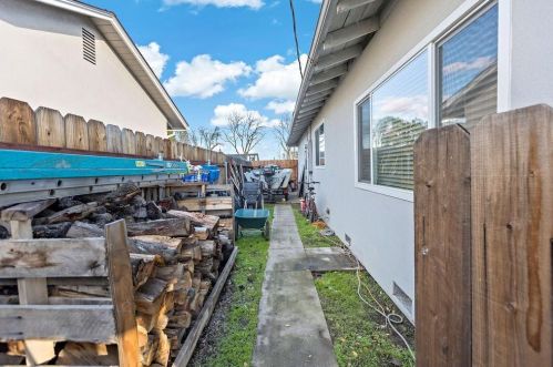 516 Del Rio Cir, Valley Home CA 95361-2531 exterior