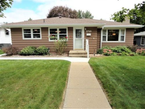1710 Walnut St, Yankton SD  57078-2131 exterior