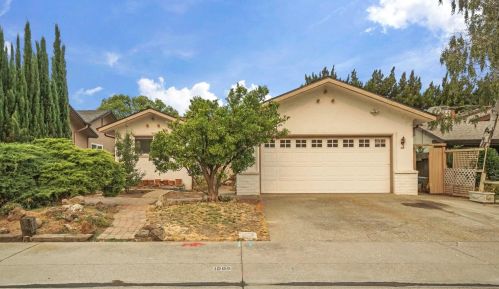 1005 Dover Dr, Lodi, CA 95242-3812
