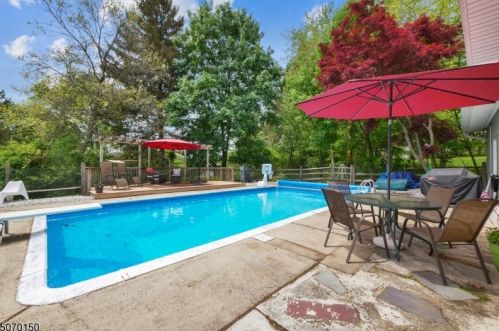 21 Union Rd, Clinton, NJ 08809-1229