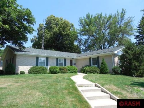 305 3rd St, Madelia, MN 56062-1715