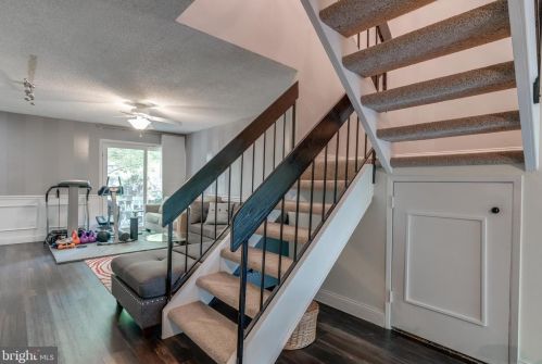 2132 Cartwright Pl, Herndon VA  20191-1906 exterior