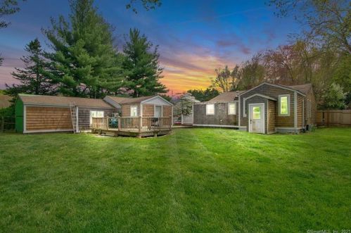 8 Diane Dr, Upper Stepney, CT 06468-1330